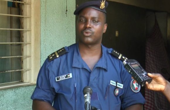 La Police Nationale du Burundi (PNB) arrête 8 individus armés qui voulaient perturber le Référendum constitutionnel du 17 mai 2018.