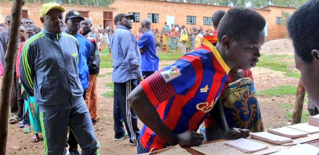 Le Chef d’Etat du Burundi vient de retirer sa carte d’électeur à Mwumba pour le REFERENDUM 2018 du 17 mai