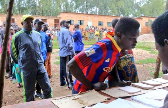 Le Chef d’Etat du Burundi vient de retirer sa carte d’électeur à Mwumba pour le REFERENDUM 2018 du 17 mai