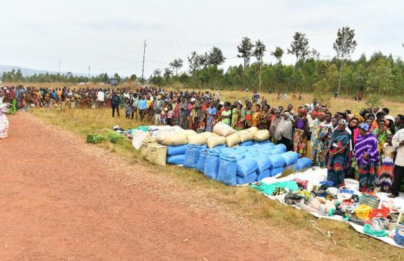 Le Président du Burundi a donné aux nécessiteux de Mwumba à Ngozi : 2t de haricots et 2t de maïs, et 5 Millions Franc Bu