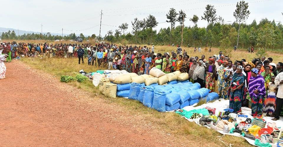 Le Président du Burundi a donné aux nécessiteux de Mwumba à Ngozi : 2t de haricots et 2t de maïs, et 5 Millions Franc Bu