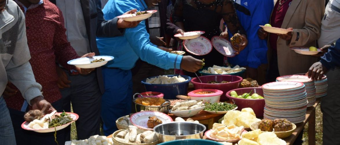 Burundi : Fête Communale  à  Bukinanayana autour d’un repas type de la localité