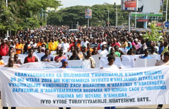 Burundi : Des milliers de Burundais marchent contre MUSEVENI