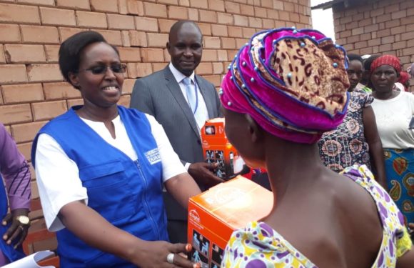Burundi : L’ONG Word Vision avec le PNUD ont remis 85 lampes à plaques solaire à 85 femmes rurales à Mutimbuzi