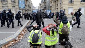 Les soldats français peuvent ouvrir le feu contre les gilets jaunes : “Cette mesure donne l’impression d’une dictature”, selon un militaire belge