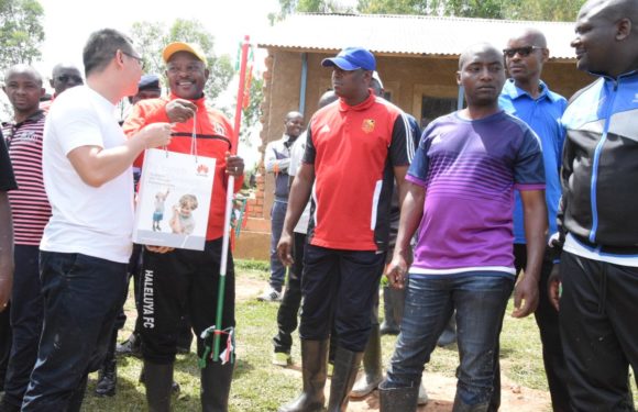 Huawei Burundi donne 200 sacs de ciments pour la construction de l’École Technique Secondaire de Ruyaga,Bururi