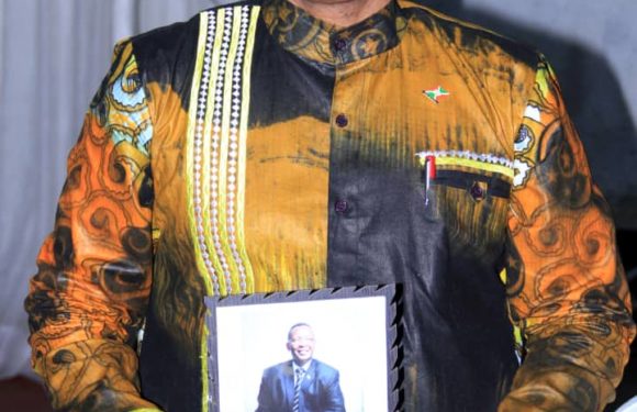 Freddy MBONIMPA, Maire de Bujumbura, vêtu en Samma Collections, MADE IN BURUNDI