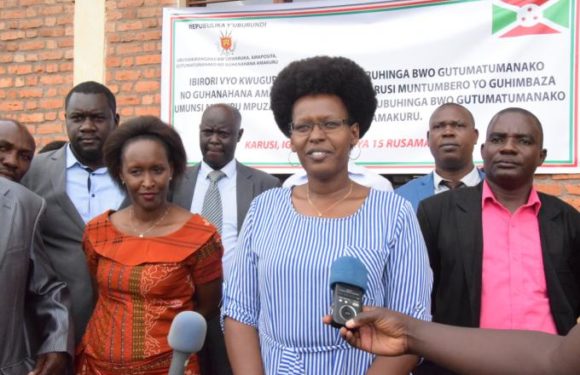 La Ministre en charge des TICs inaugure le télécentre communautaire de Karusi
