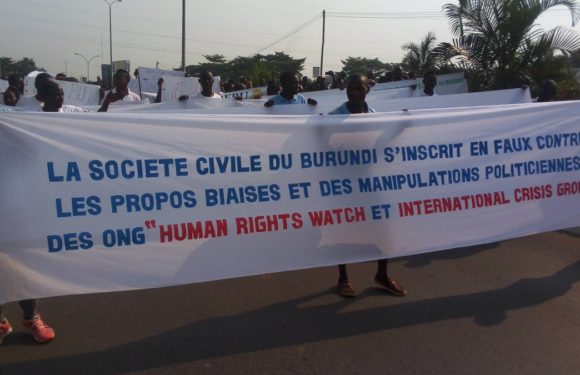 Burundi : Des centaines de milliers de Barundi manifestent contre HRW et ICG, véritables armes de la Guerre Géopolitique des Grands Lacs Africains