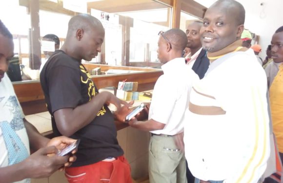 Burundi : Les transporteurs de Gitega donnent 1 100 000 BIF, soit 600 USD, pour les élections démocratiques 2020