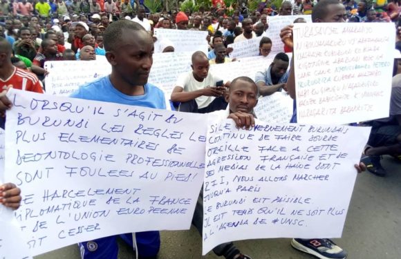 300.000 citoyens du Burundi ont manifesté contre les média occidentaux