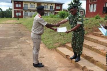 Remise des certificats aux commandants batterie d’artillerie