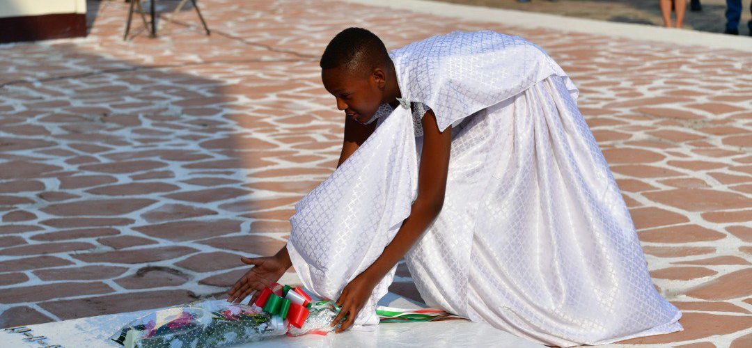 Burundi – 1er Juillet : Les deux arrières petites filles du Prince Louis RWAGASORE participent au dépôt des gerbes de fleurs