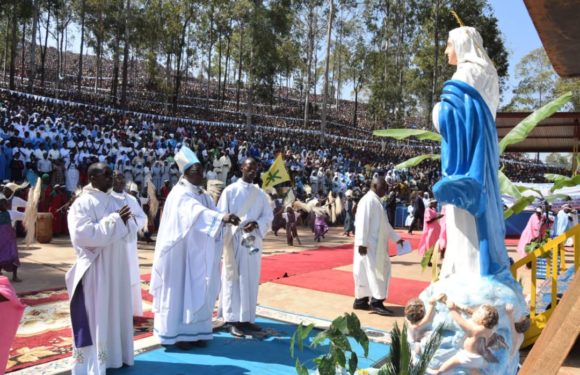Burundi : Près de 100.000 Barundi à Mugera, Gitega, pour l’Assomption – fête de la VIERGE MARIE “qui serait en réalité MUKA KIRANGA / RYANGOMBE”