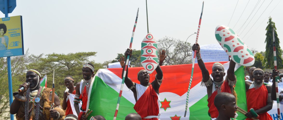 Burundi : 50.000 manifestants défilent avec les Tambourinaires du Burundi contre l’usurpation du – Tambour du Burundi – par le Rwanda