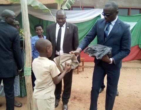 Burundi : Des autorités priment tous les 3 premiers élèves par classe de l’ECOFO de Kanzege, Makamba