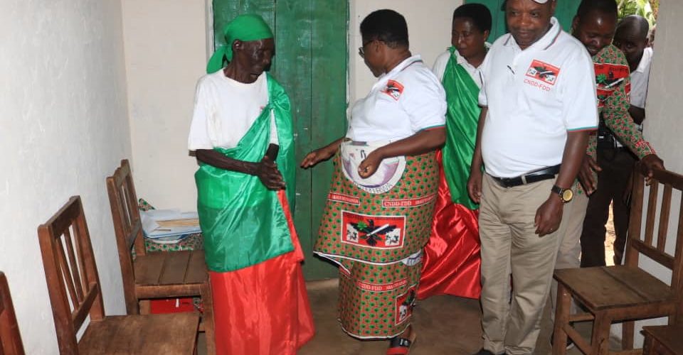Burundi : La Ligue des femmes du parti CNDD-FDD – ABAKENYERERARUGAMBA – à Muyinga offre 16 maisons aux plus démunis