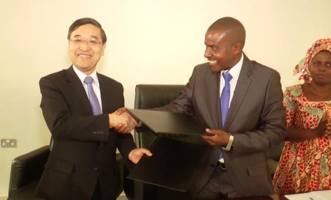 L’Ambassade du Japon accorde un don au Gouvernement du Burundi