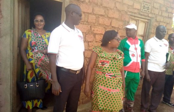 Burundi : Le CNDD-FDD MAKAMBA offre une maison à une famille précarisée