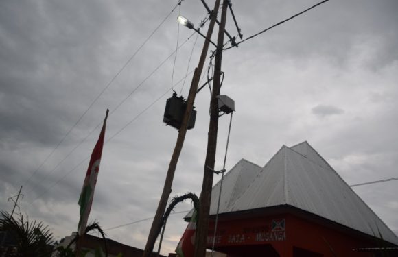 Le Président du Burundi inaugure une ligne électrique de 12 km à Muyange, à MAKAMBA