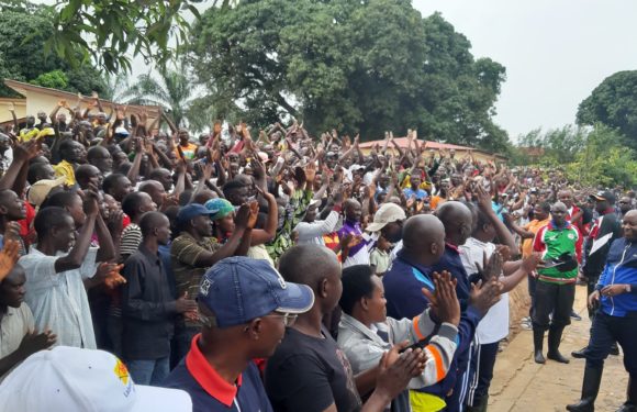 Le CNDD-FDD mobilise des milliers de citoyens aux TDC  – Construire le Bureau provincial de Rumonge / Burundi