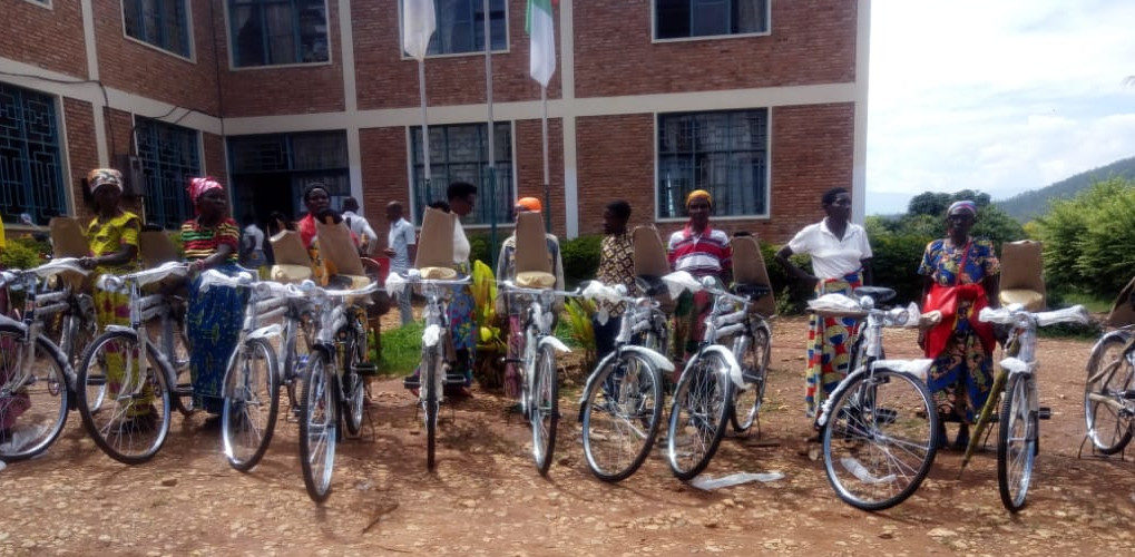 Le CNDD-FDD BUBANZA offre 95 vélos aux Femmes militantes BAKENYERARUGAMBA / Burundi