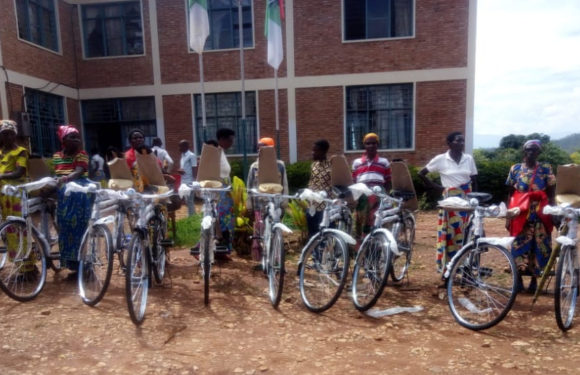 Le CNDD-FDD BUBANZA offre 95 vélos aux Femmes militantes BAKENYERARUGAMBA / Burundi