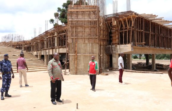 GITEGA : Visite du Temple d’IMANA ou Autel de l’ALLIANCE, IGICANIRO C’ISEZERANO, en construction / Burundi