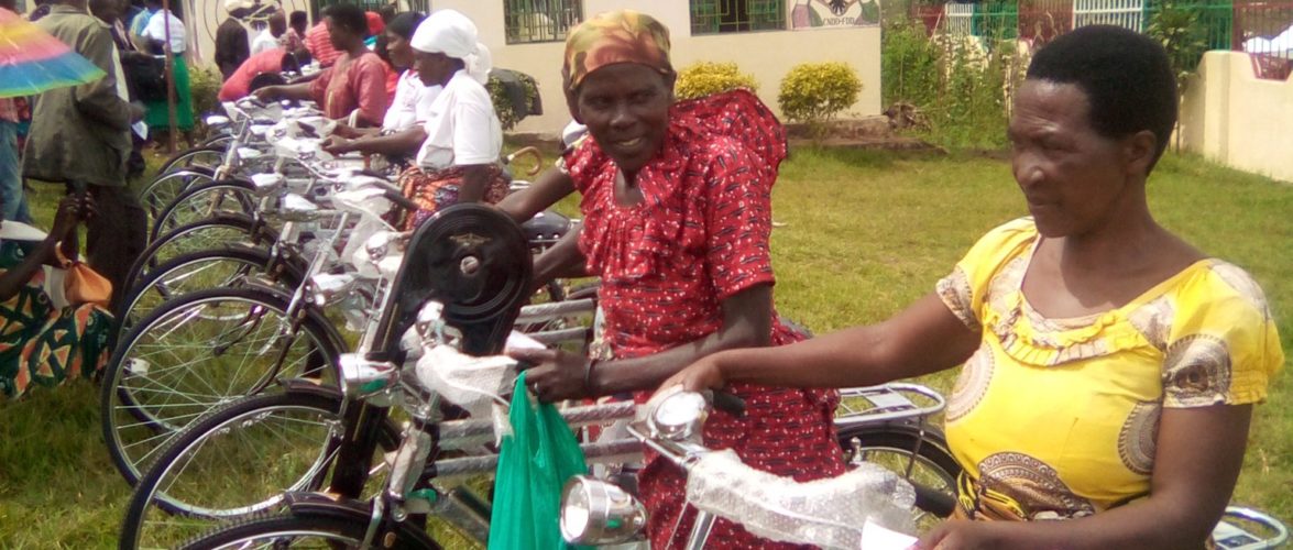 Les Femmes CNDD-FDD en commune MAKAMBA reçoivent des vélos / Burundi