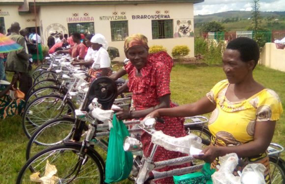 Les Femmes CNDD-FDD en commune MAKAMBA reçoivent des vélos / Burundi