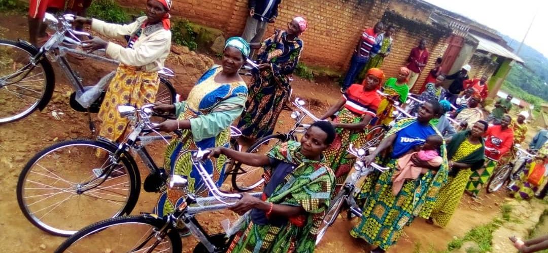 Le CNDD-FDD BUKEYE a offert 18 vélos à 18 BAKENYERERARUGAMBA, MURAMVYA / Burundi