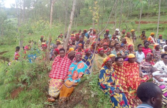 Le CNDD-FDD, en colline KAYANGE, était en réunion en plein air , KIGANDA, MURAMVYA / Burundi