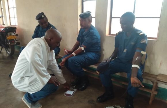 Santé : la Police Nationale du Burundi – PNB de RUTANA fait don de son sang