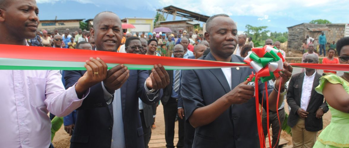Installation de lignes électriques à KABEZI, BUJUMBURA / Burundi