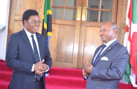 Brève rencontre entre les Premiers Ministres du BURUNDI et de TANZANIE à DAR ES SALAM