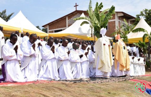 Ordination de nouveaux prêtres dans différents diocèses