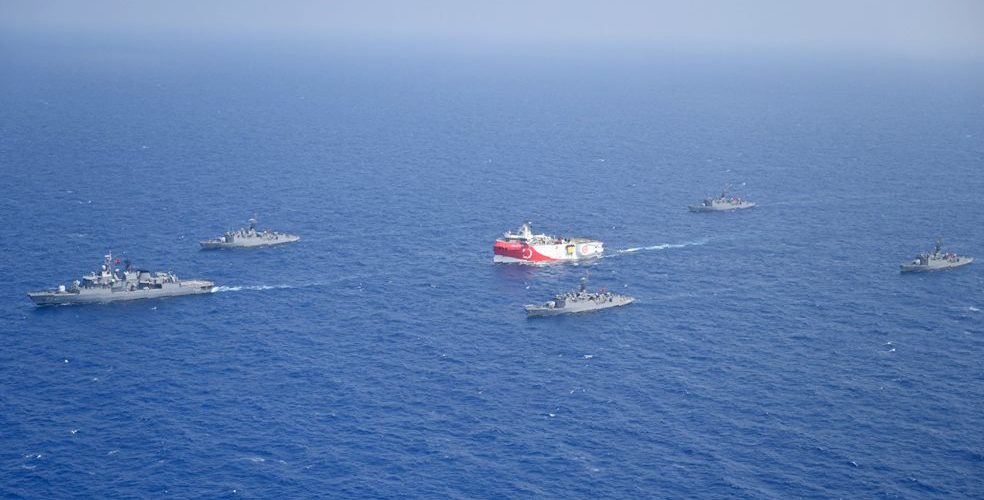 Tensions en Méditerranée : la France déploie deux Rafale et deux navires de guerre contre l’expansion turque