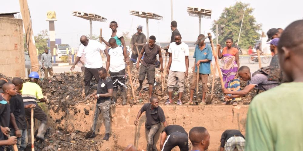 Travaux de Développement Communautaire – Rendre propre une parcelle de MUKAZA, BUJUMBURA MAIRIE / BURUNDI