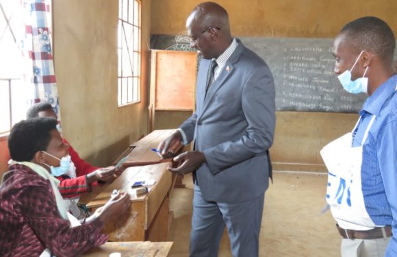 COLLINAIRES 2020 – GASHATSI vote chez lui en colline TEKA, commune MBUYE, MURAMVYA / BURUNDI
