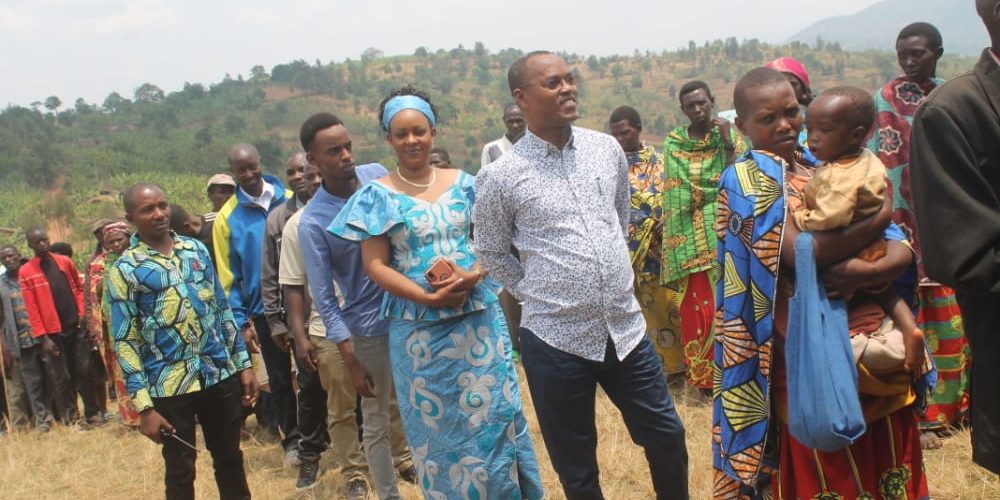 COLLINAIRES 2020 – L’Ombudsman NDUWIMANA vote chez lui en colline BUSINDE, commune GAHOMBO, KAYANZA / BURUNDI