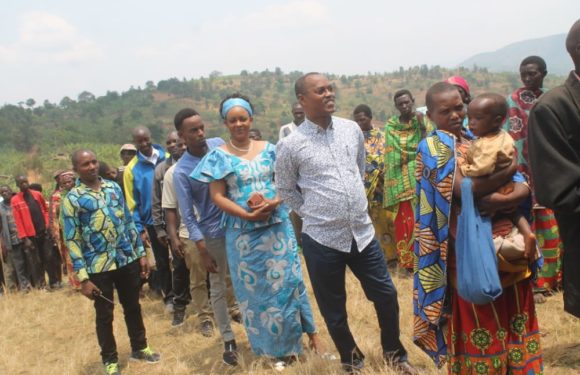 COLLINAIRES 2020 – L’Ombudsman NDUWIMANA vote chez lui en colline BUSINDE, commune GAHOMBO, KAYANZA / BURUNDI