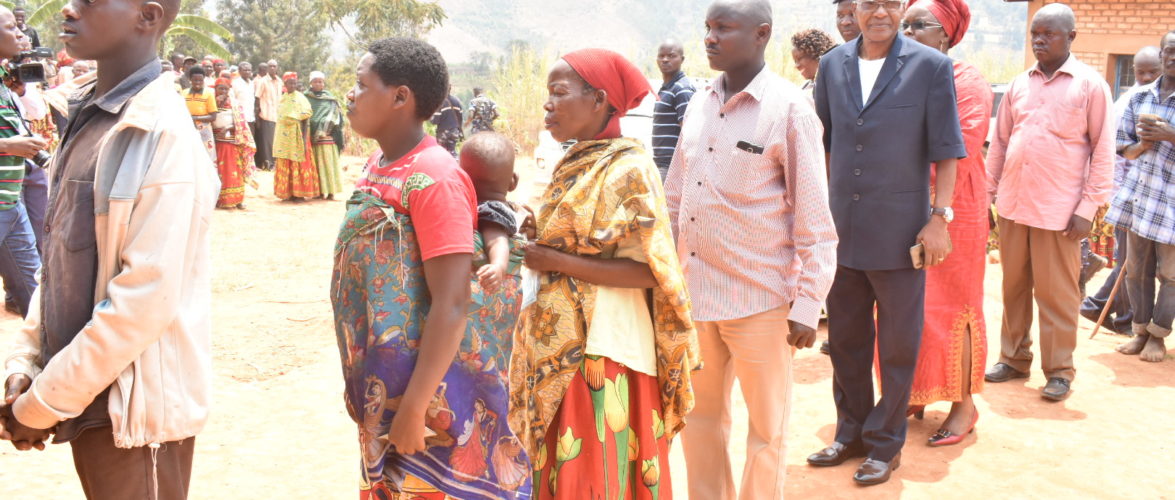 COLLINAIRES 2020 – NDABIRABE vote chez lui en colline RUVUMU, commune MATONGO, KAYANZA / BURUNDI