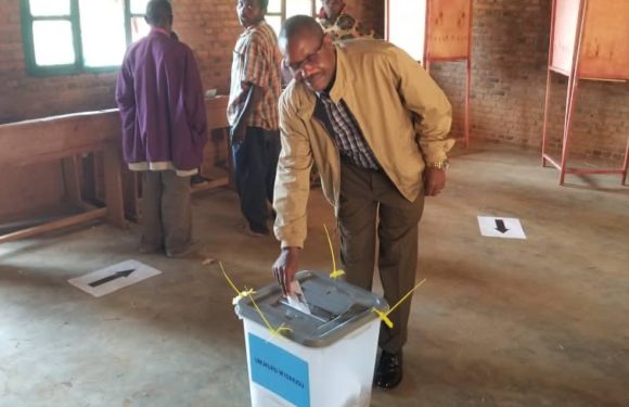 RUREMA vote chez lui en colline BUZIRAGUHINDWA, KAYANZA / BURUNDI