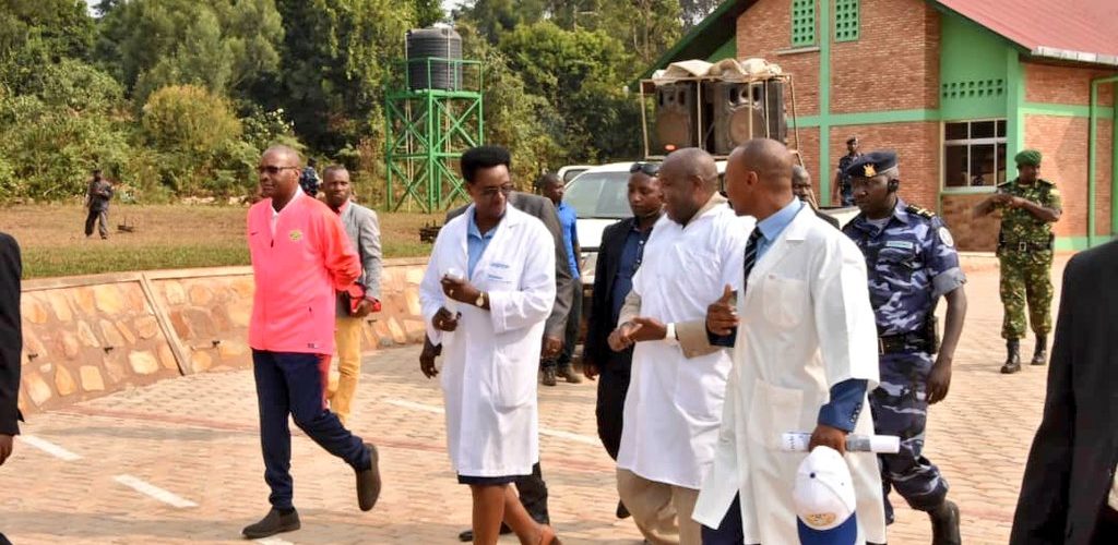 Le Président visite le labo des cultures in vitro de l’ISABU , MWARO / BURUNDI