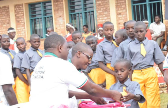 La PREMIERE DAME vient en aide aux élèves d’une école à NGOZI / BURUNDI