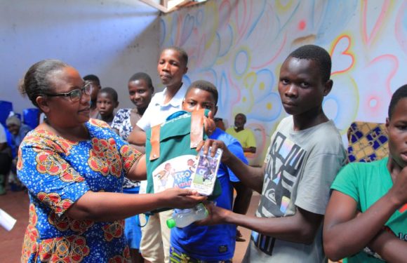 Distribution du matériel scolaire à 160 jeunes en commune KANYOSHA, BUJUMBURA / BURUNDI