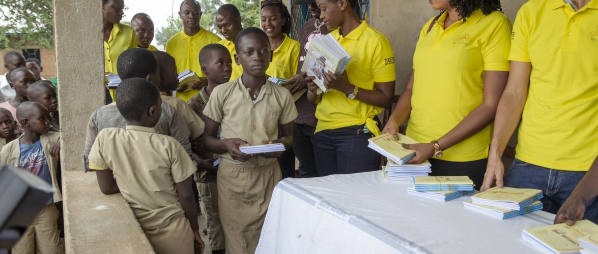 SOCIETE CIVILE DU BURUNDI : RISE FOR AFRICA fait de la fourniture scolaire à MUTIMBUZI,  BUJUMBURA