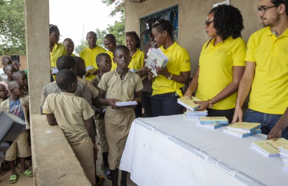 SOCIETE CIVILE DU BURUNDI : RISE FOR AFRICA fait de la fourniture scolaire à MUTIMBUZI,  BUJUMBURA