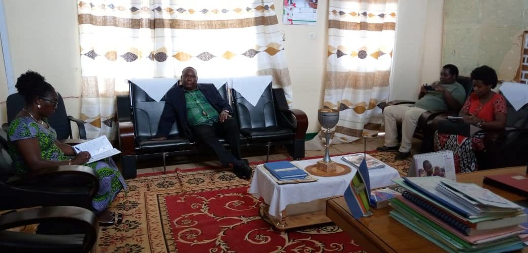Amb. NANDI du KENYA visite Mme TABU, Gouverneure de RUYIGI / BURUNDI