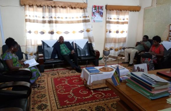 Amb. NANDI du KENYA visite Mme TABU, Gouverneure de RUYIGI / BURUNDI